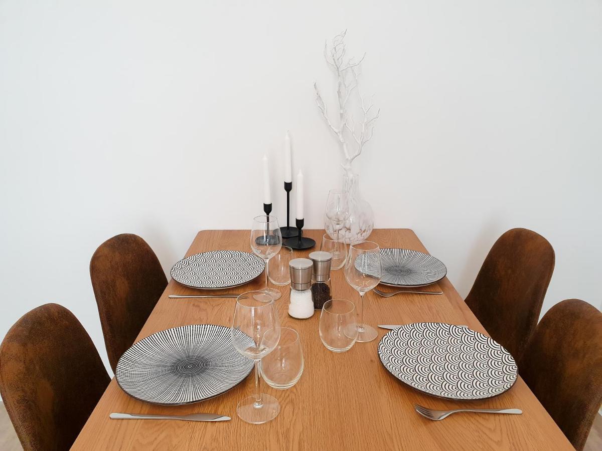 Ferienwohnungen Am Theater - Modern, Zentral Und Ruhig Mit Kueche, Waschtrockner, Netflix, Wlan Und Parkplatz- 2 Zimmer, 52 Qm Cottbus Luaran gambar