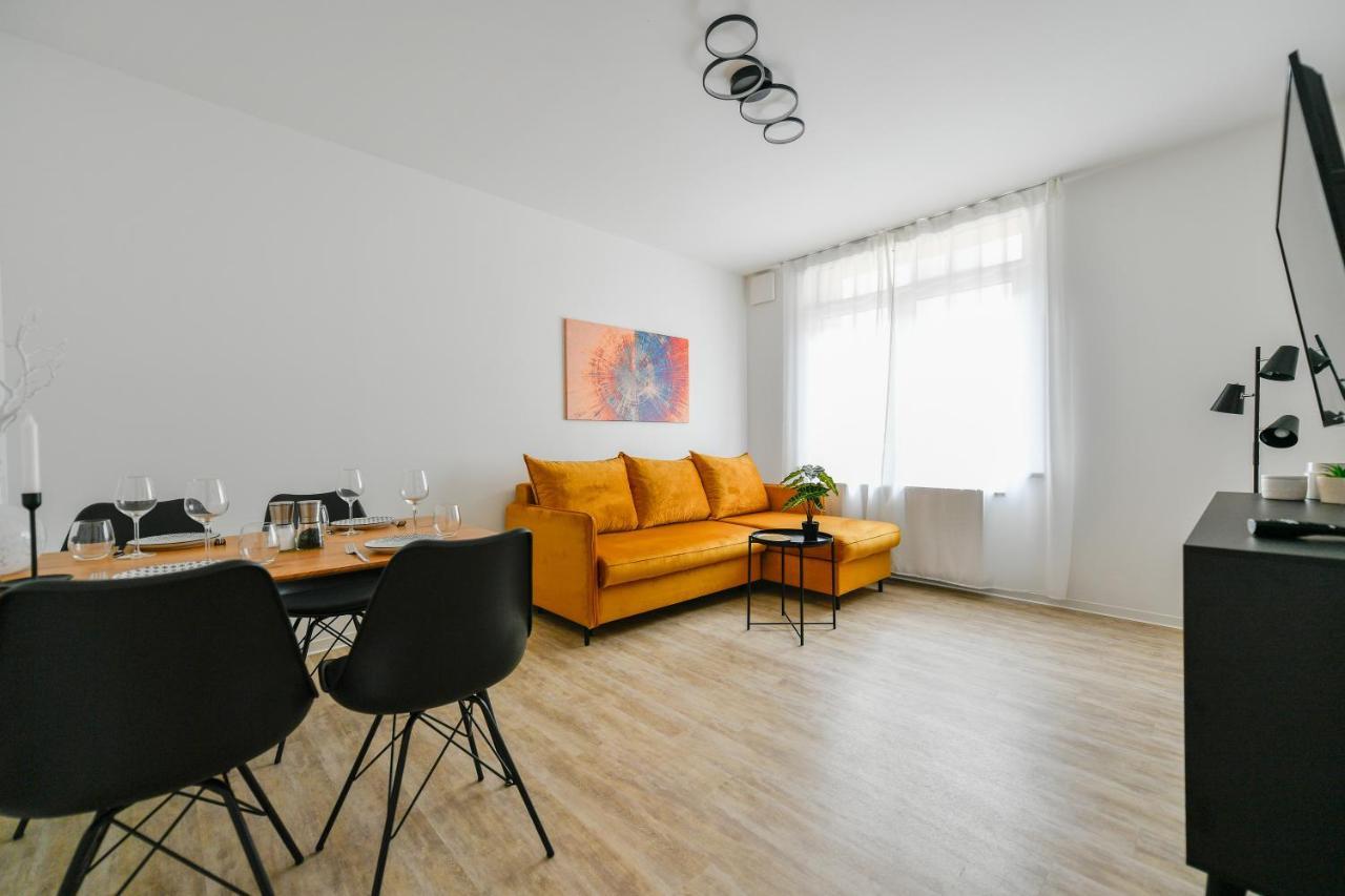 Ferienwohnungen Am Theater - Modern, Zentral Und Ruhig Mit Kueche, Waschtrockner, Netflix, Wlan Und Parkplatz- 2 Zimmer, 52 Qm Cottbus Luaran gambar