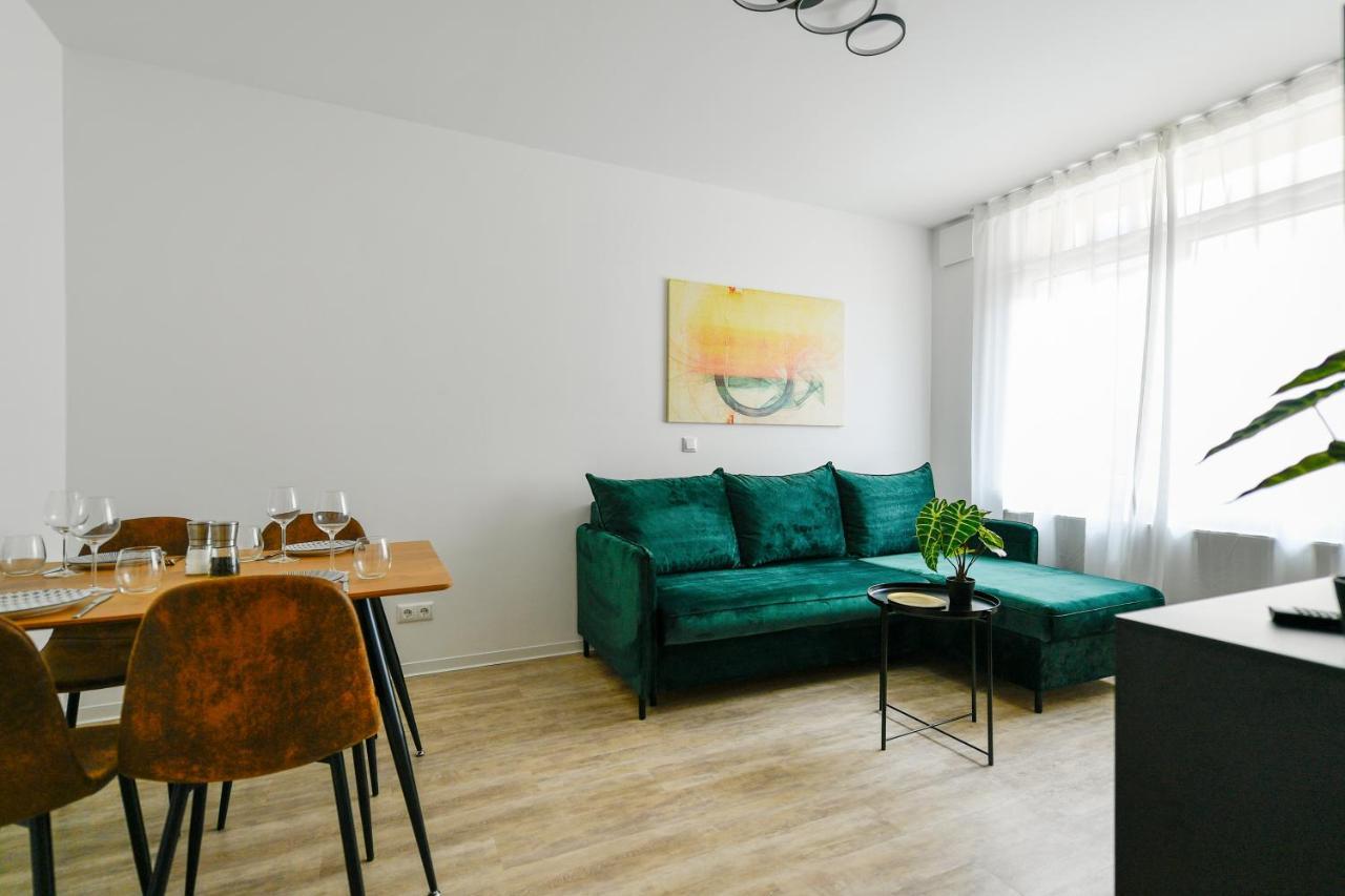 Ferienwohnungen Am Theater - Modern, Zentral Und Ruhig Mit Kueche, Waschtrockner, Netflix, Wlan Und Parkplatz- 2 Zimmer, 52 Qm Cottbus Luaran gambar