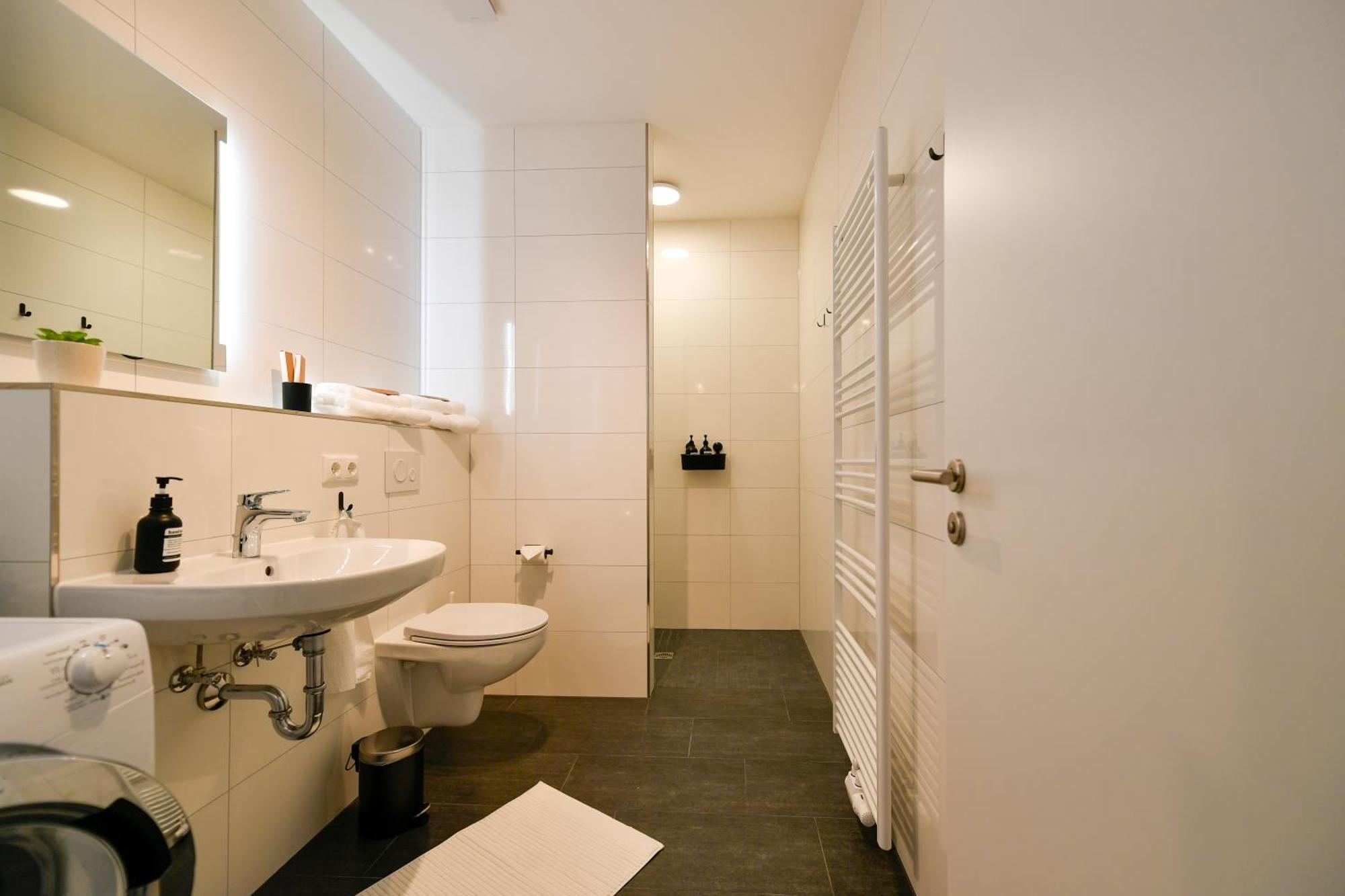 Ferienwohnungen Am Theater - Modern, Zentral Und Ruhig Mit Kueche, Waschtrockner, Netflix, Wlan Und Parkplatz- 2 Zimmer, 52 Qm Cottbus Luaran gambar