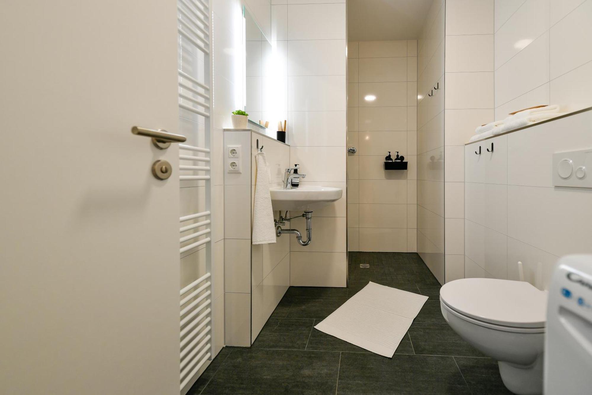 Ferienwohnungen Am Theater - Modern, Zentral Und Ruhig Mit Kueche, Waschtrockner, Netflix, Wlan Und Parkplatz- 2 Zimmer, 52 Qm Cottbus Bilik gambar
